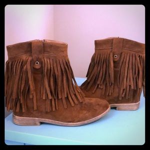 Cute boutique Fringe Ankle Boots w/internal wedge